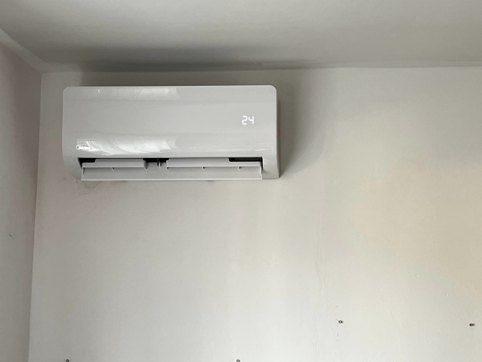 RD Hodějice - Montáž klimatizace Midea ve variantě split, fotografie 1